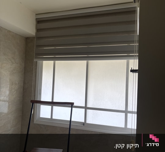 תריסים וחלון עם סולם בחדר אמבטיה